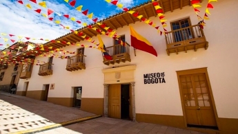 Fachada de la Casa de los Siete Balcones en el centro histórico de Bogotá