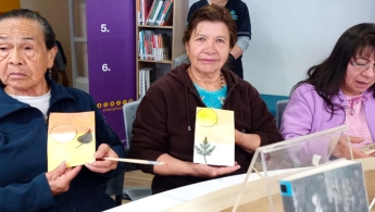 Adultas mayores trabajando en el espacio de taller.