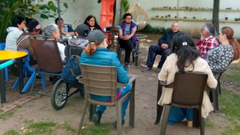 Grupo de adultos mayores charlando entre si.
