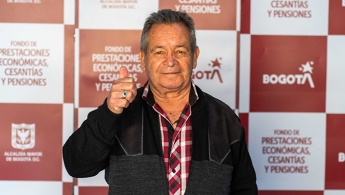 Pensionado del FONCEP sonriendo y levantando el pulgar derecho