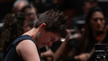 Manuela Osorno tocando el piano
