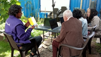 Adultos mayores en espacio de taller al aire libre