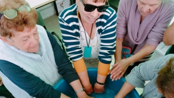 Mujeres adultas mayores en espacio de taller
