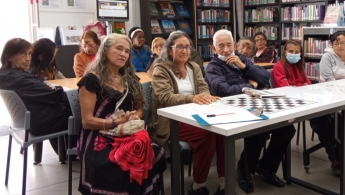 Adultos mayores en espacio de taller en la biblioteca