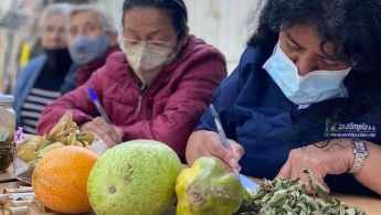 Mujeres escribiendo en el espacio de taller