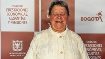 Pensionada del FONCEP sonriendo ante la cámara
