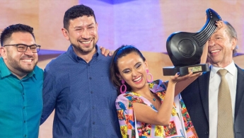 Foto de un agrupación premiada con el galardón del  "Mono Nuñez" 