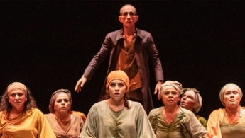 Puesta en escena de la obra "Juego de damas"