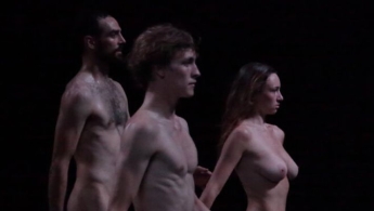 Puesta en escena de 'Tragédie, New Edit' donde se aprecian hombres y mujeres desnudos caminando.