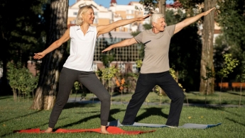 Personas mayores mujer y hombre realizando actividad física al aire libre