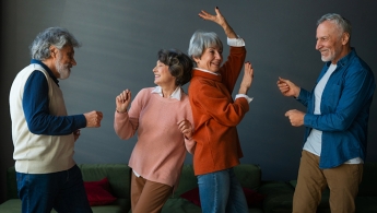Personas mayores bailando
