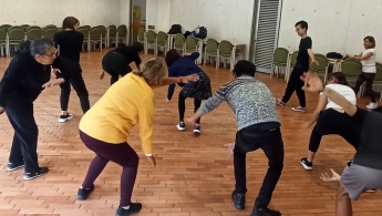 Adultos mayores en taller lúdico de artes escénicas