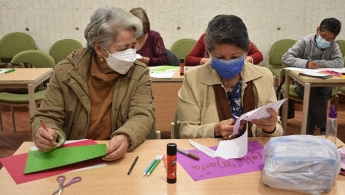 Dos mujeres adultas mayores en el espacio de taller en la biblioteca