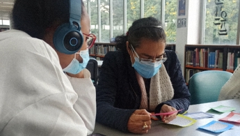 Personas mayores en la biblioteca en espacio de taller