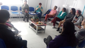 Adultos mayores en espacio de taller en la biblioteca