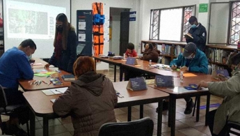 Personas mayores en el espacio de taller en la biblioteca