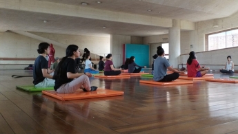 Mujeres en taller de yoga con Dilia Lozano