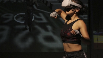 Mujer con casco de realidad virtual interactuando con el entorno