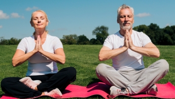 Imagen de una persona haciendo yoga