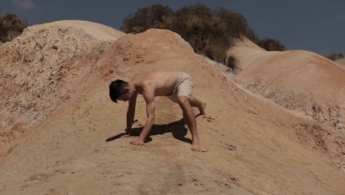 Joven en montaña