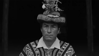 Persona sentada con gorro y prendas tradicionales