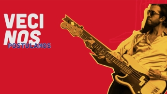 Persona con barba tocando guitarra