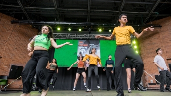 foto con un grupo de personas bailando en una tarima