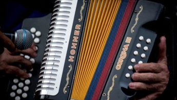 Persona tocando acordeón