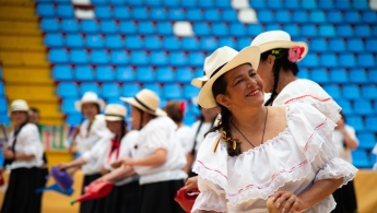 Grupo de mujeres con traje típico danzas colombianas