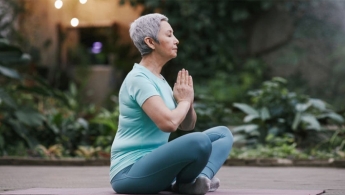 Foto de mujer haciendo yoga