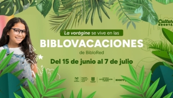 Niña detrás de plantas en un fondo verde