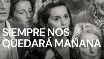Mujer observando una película ente mas gente