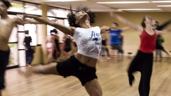 Personas dentro de una habitación danzando 