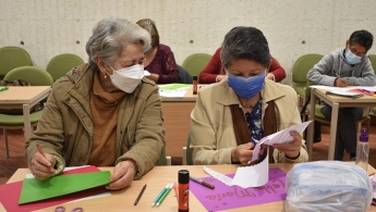 Mujeres mayores haciendo manualidades