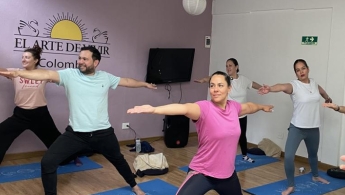 Hombres y mujeres en un salón danzando