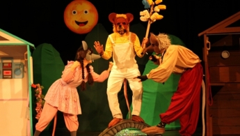 persona con disfraz de lobo en teatro