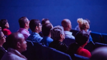 Personas Sentadas En Sillas Para Ver Cine