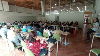 Grupo de personas mayores sentadas en aula de clase