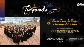 Grupo de mujeres y hombres posando en una plazoleta