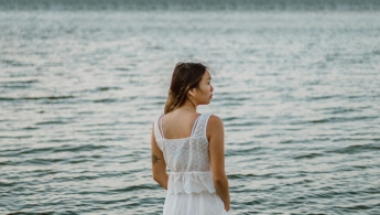 Mujer tranquila con el mar de fondo