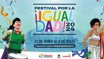 personas danzando y tocando tambor con trajes