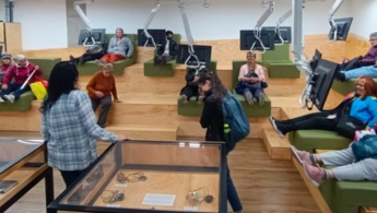 Personas mayores reunidas en un espacio dialogando