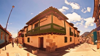 Imagen de casa con estilo clásico con balcón