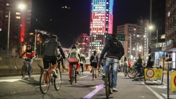Varias personas montando bicicleta en la noche