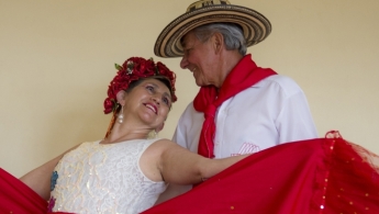 Pareja personas mayores bailando con traje típico