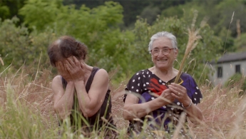 Mujeres mayores en campo abierto