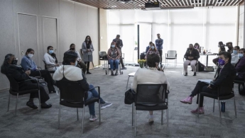 Grupo de mujeres reunidas en salón