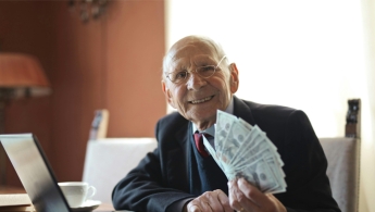 Adulto mayor contando dinero