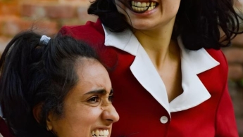 Dos mujeres reunidas vestidas de rojo