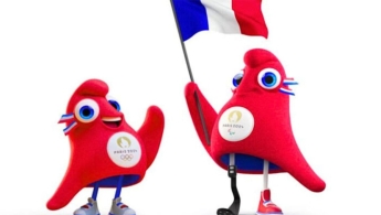 Mascotas juegos paralímpicos con bandera de Francia en la mano